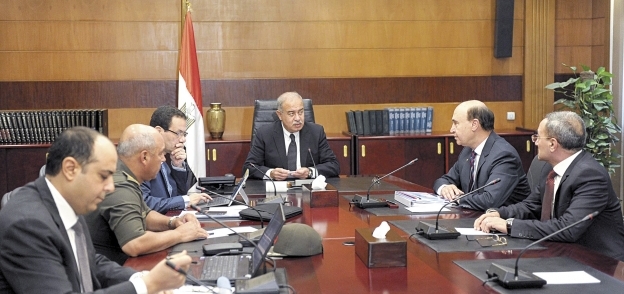 «إسماعيل» خلال اجتماعه مع أعضاء لجنة قناة السويس