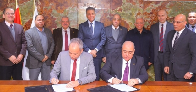 «عرفات» أثناء توقيع عقد إسناد إدارة المترو