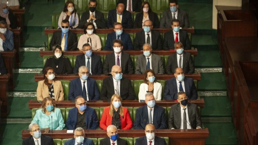 هشام المشيشي وأعضاء حكومته في البرلمان التونسي