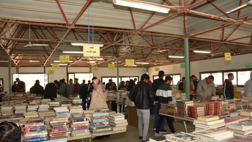  18 ألف كتاب في معرض للكتب القديمة بجامعة أسيوط