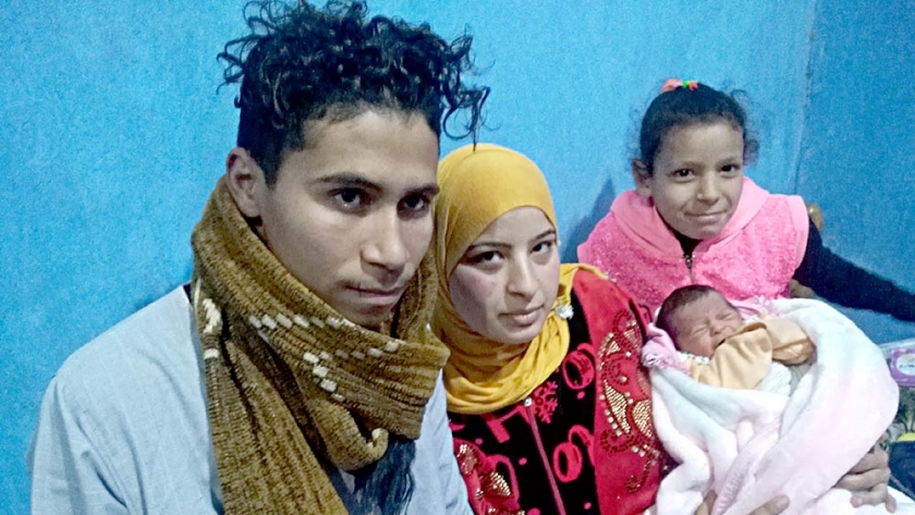 والد الطفلة ياسمين، المولود رقم 100 مليون في مصر