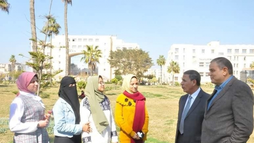 رئيس جامعة كفر الشيخ يتفقد الحرم الجامعي ويلتقي الطلاب