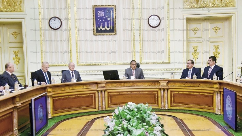 «مدبولى» خلال اجتماعه مع عدد من الوزراء والمحافظين