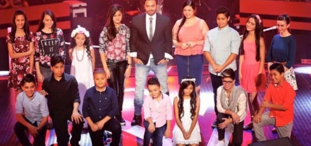 تامر حسني مع أعضاء فريقه في "The Voice Kids"