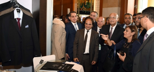 رئيس الوزراء خلال افتتاح المعرض المتخصص فى الصناعات النسيجية
