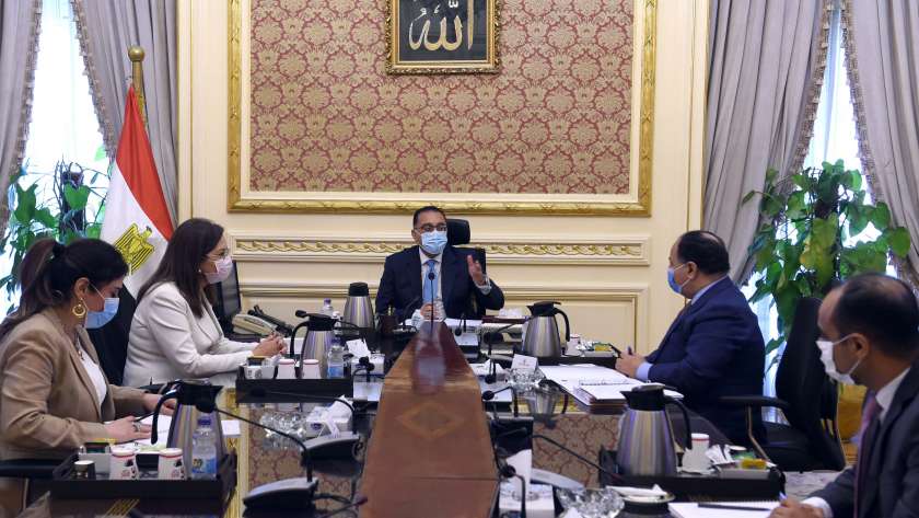 رئيس الوزراء خلال اجتماعه مع وزيرا المالية والتخطيط