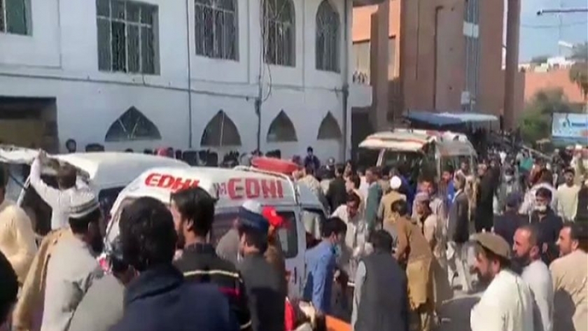 استهداف مسجد بيشاور في باكستان بتفجيرين انتحاريين