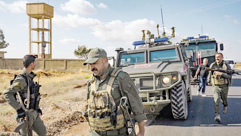 دوريات القوات الكردية بصحبة القوات الروسية على الحدود السورية التركية