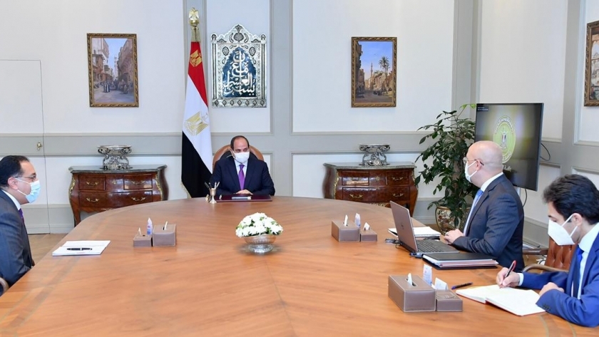 الرئيس خلال اجتماعه مع رئيس الوزراء ووزير الاسكان