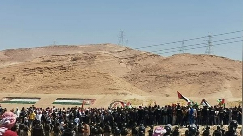 آلاف الأردنيون يتظاهرون عند الحدود الأردنية الفلسطينية دعما لفلسطين