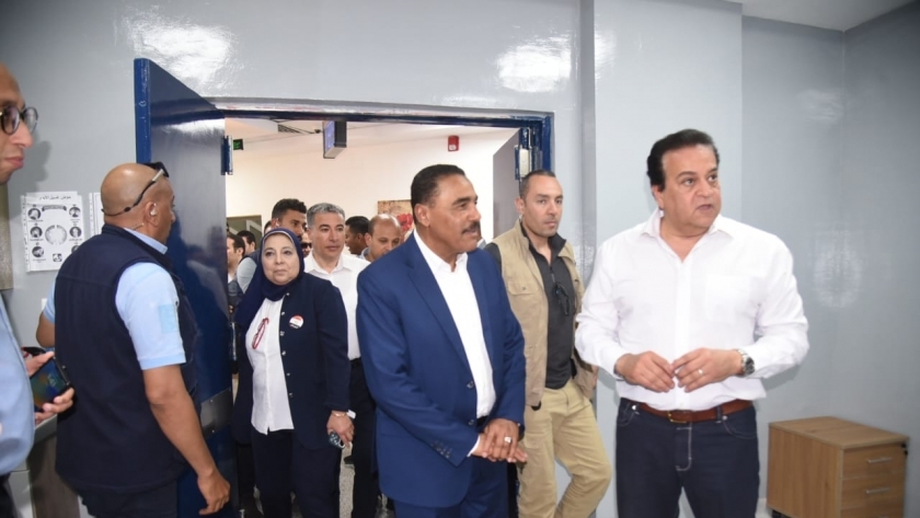 وزير الصحة ومحافظ مطروح خلال زيارة مستشفى مارينا