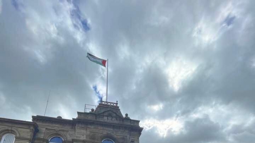 رفع علم فلسطين على بلدية بيندل ببريطانيا