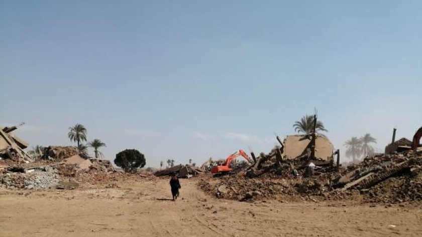 سلطات مدينة الأقصر تواصل إزالة مساكن أبو عصبة لأجل إحياء طريق الكباش