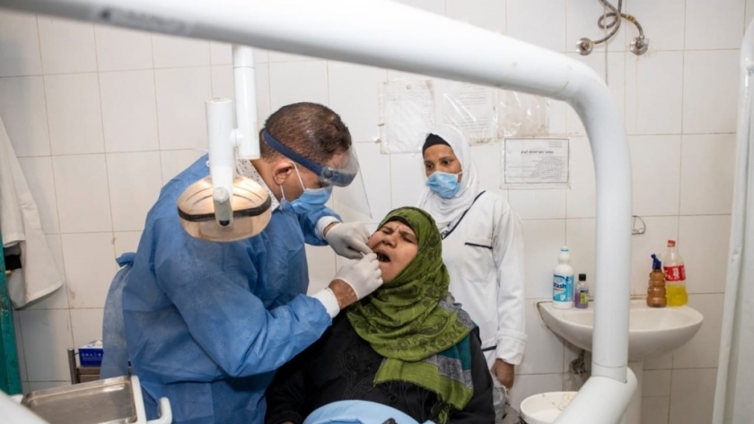 «صور» الكشف على 1145 مريضا بقافلة طبية مجانية بقرية في نجع حمادي