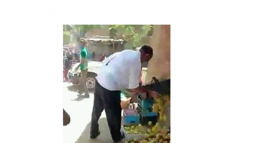 سورة من الفيديو المتداول لرئيس مدينة سمالوط يلقي بضاعة الباعة في الأرض