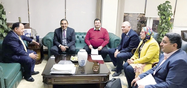 وزير المالية خلال اجتماعه مع ممثلى الشركة المستوردة لسيارات «مرسيدس»