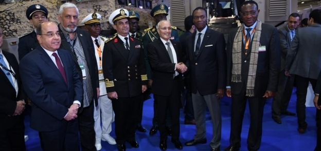 العصار ووزير دفاع الكاميرون بجناج الانتاج الحربي بـ EDEX