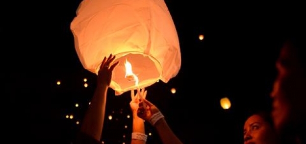 بالصور| الفلبينيون يحتفلون باليوم العالمي للمرأة بـ"مصابيح سماوية" و"كعب عالي"