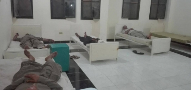 اضراب 4 عمال نظافة عن الطعام داخل مستشفى سمسطا المركزي