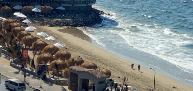 "برجولات" الشاطبى تثير الغضب بالإسكندرية.. والسياحة: الشاطئ ليس مجاني