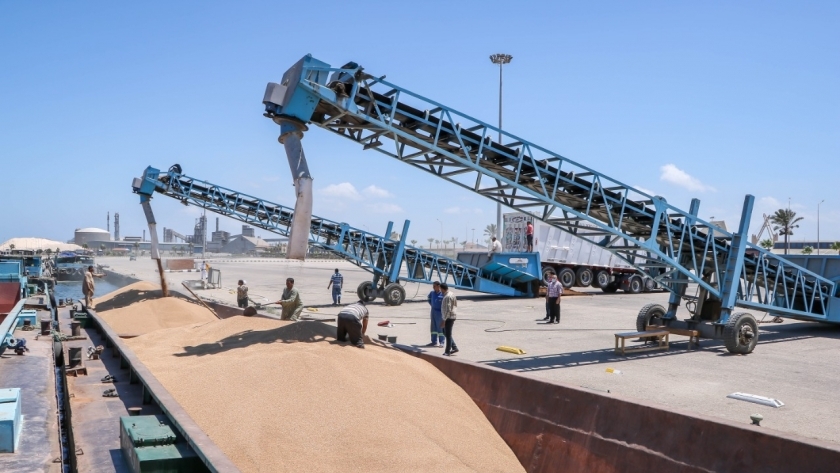 ميناء دمياط ينقل 1800 طن قمح لصوامع إمبابة عبر نهر النيل