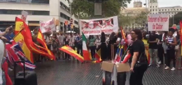 بالصور| وقفة احتجاجية وسط برشلونة للتنديد بـ«إرهاب قطر»