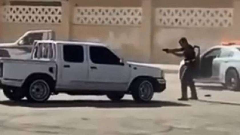 رجل الأمن السعودي يشهر مسدسه في وجه «المُفحط»