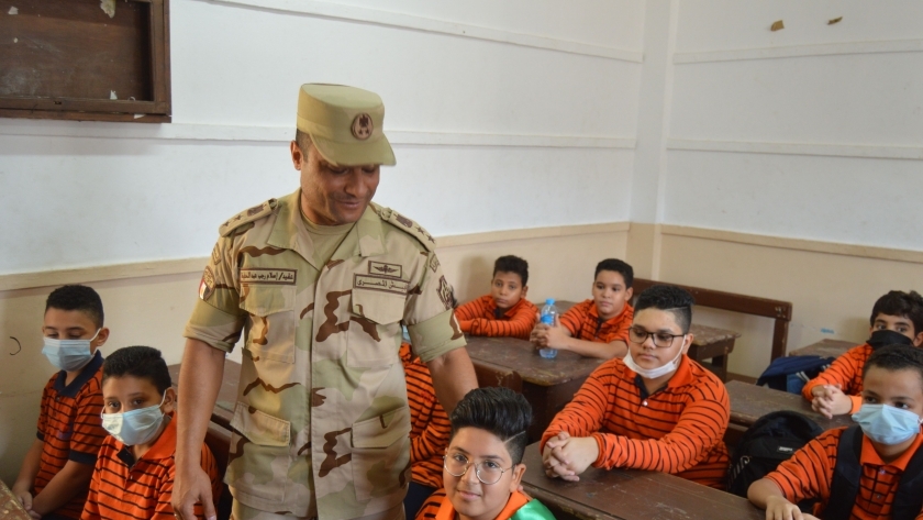 القوات المسلحة تنظم زيارات لمرافقة أبناء الشهداء ومصابي العمليات للمدارس