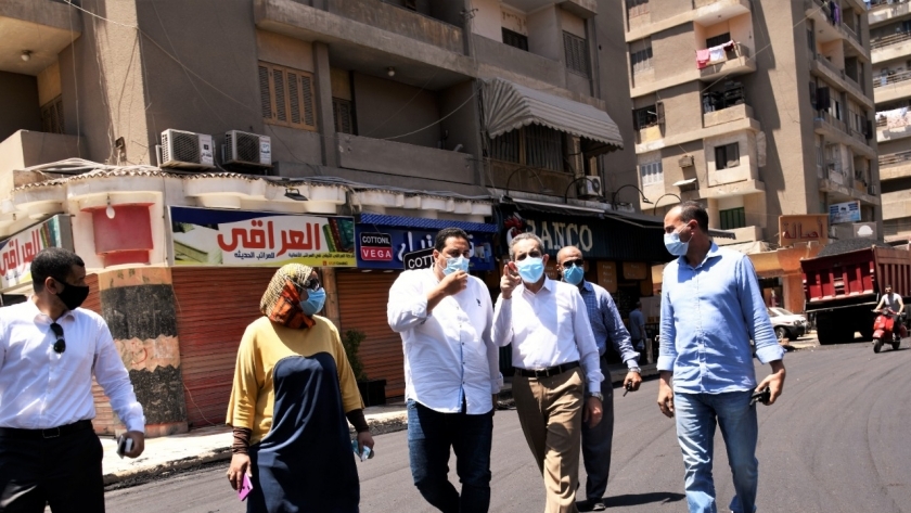 بالصور ..محافظ الغربية يتابع أعمال الرصف بشوارع مدينة المحلة الكبرى