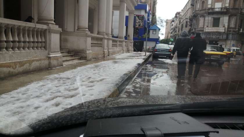 تساقط الثلوج في منطقة العطارين وسط الإٍسكندرية