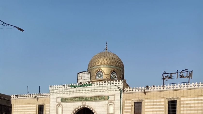 "الوطن" بمحيط مسجد السيدة نفيسة.. يتفرد بصلاة العيد ويفتقد فرحة مريديه