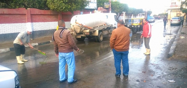 الوحدات المحلية دفعت بسيارات شفط المياه إلى الشوارع