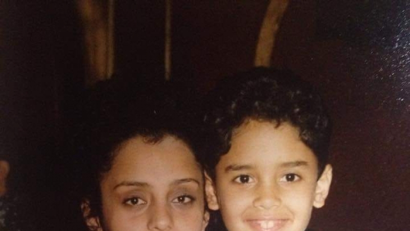 أحمد سامي العدل في طفولته مع شقيقته رشا