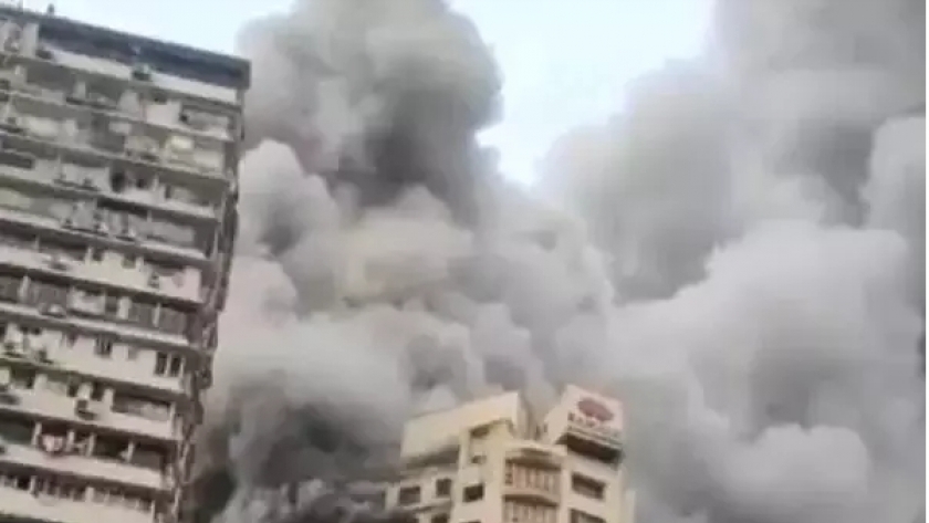 حريق مبنى بـ مدينة مومباي الهندية