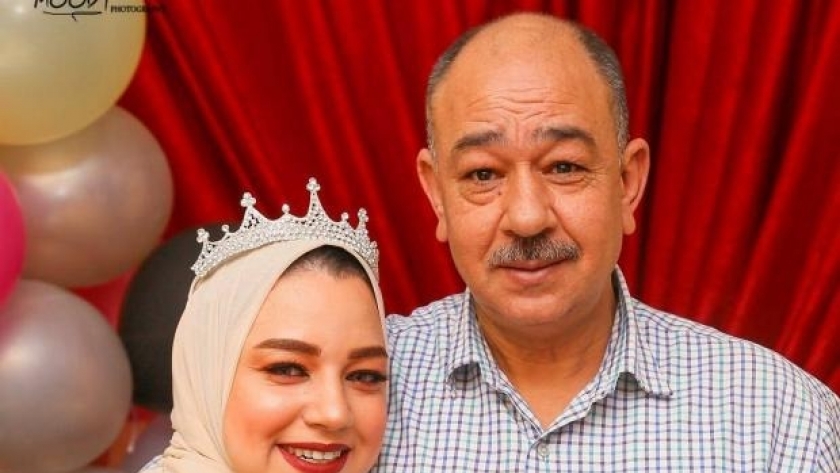 عروس كفر الشيخ الراحلة مع والدها