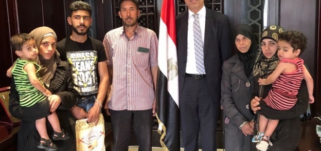 سليم خلال استقباله أسر مصرية بمقر السفارة في دمشق