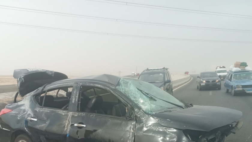 حادث اصطدام سيارة ملاكي بكوم رمال على طريق أسيوط الغربي