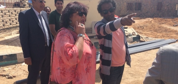 وزيرة الثقافة خلال تفقدها قصر ثقافة شرم الشيخ
