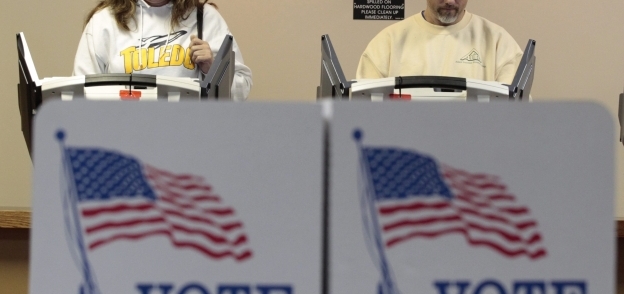 مواطنان أمريكيان أثناء التصويت فى الانتخابات الرئاسية «صورة أرشيفية»