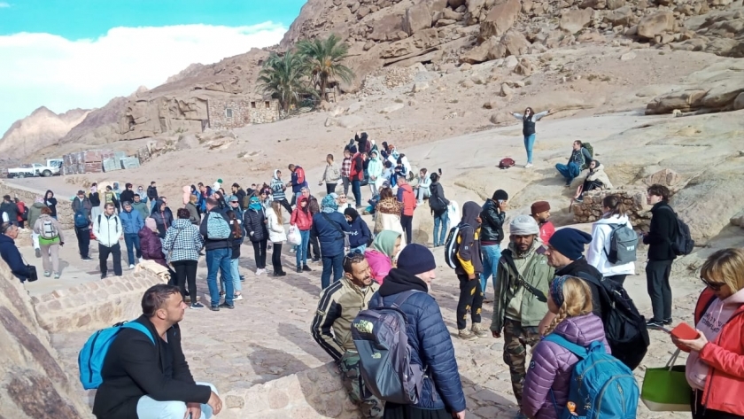 السياح أثناء نزولهم من جبل موسي بسانت كاترين