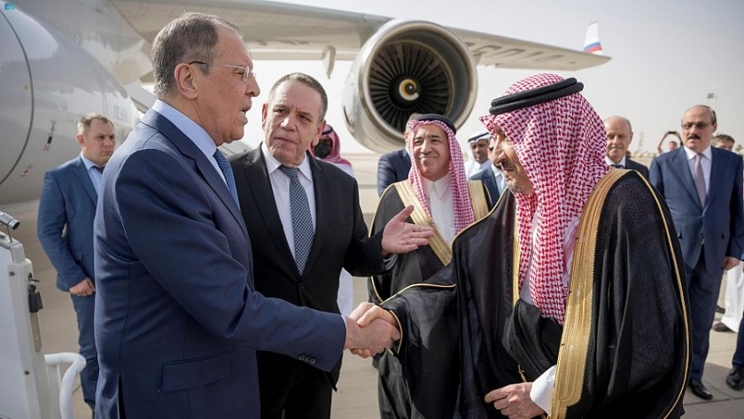 وزير الخارجية الروسي سيرجي لافروف خلال وصوله السعودية