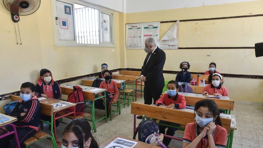 طارق شوقي يتفقد مدرسة أحمد زويل بالتجمع الخامس لمتابعة سير الدراسة في ثاني أيامها