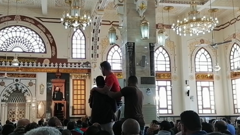 محمولا على الأعناق سائح يشهر إسلامه في مسجد الميناء بالغردقة