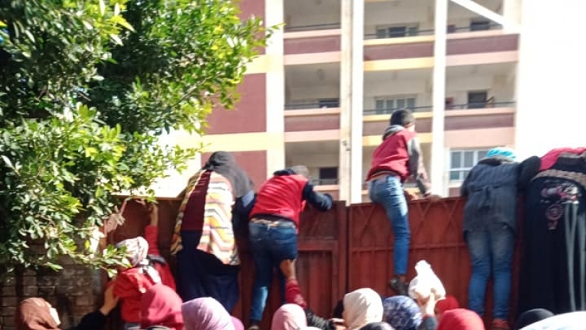 تلاميذ يتسلقون سور مدرسة لطفى السيد فى كفر الشيخ