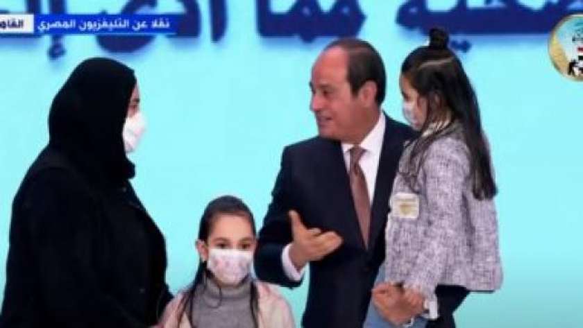 الرئيس السيسي يكرم أسرة الشهيد أبو غنيمة