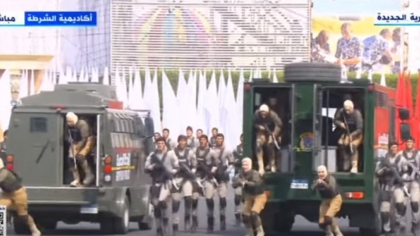 مشاركة طالبات الشرطة بعروض الإنزال السريع في حفل تحخرج دفعة جديدة