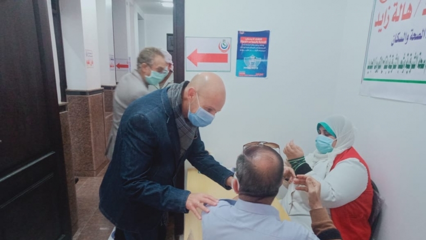 وكيل صحة الشرقية يتابع فاعليات تطعيم المواطنين بلقاح كورونا