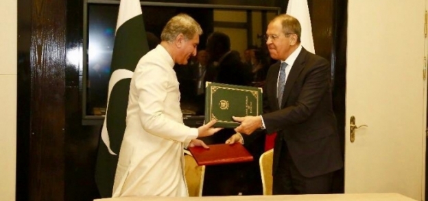 لافروف وقريشي خلال توقيع البيان - وكالة الانباء الباكستانية