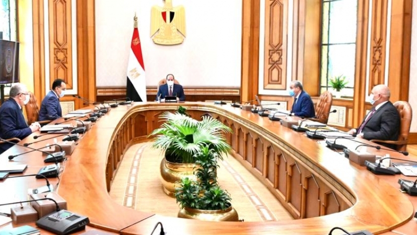 الرئيس عبدالفتاح السيسي يجتمع برئيس الوزراء وعدد من الوزراء