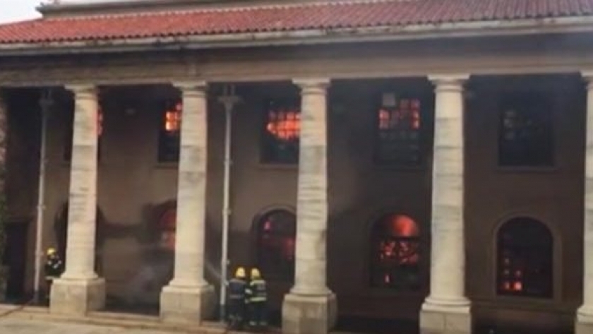 اندلاع حريق في حديقة «تيبل ماونتين».. وإجلاء طلاب «جامعة كيب تاون»